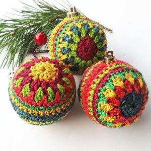 17 Beautiful Christmas Crochet Baubles Ideas - The Creatives Hour