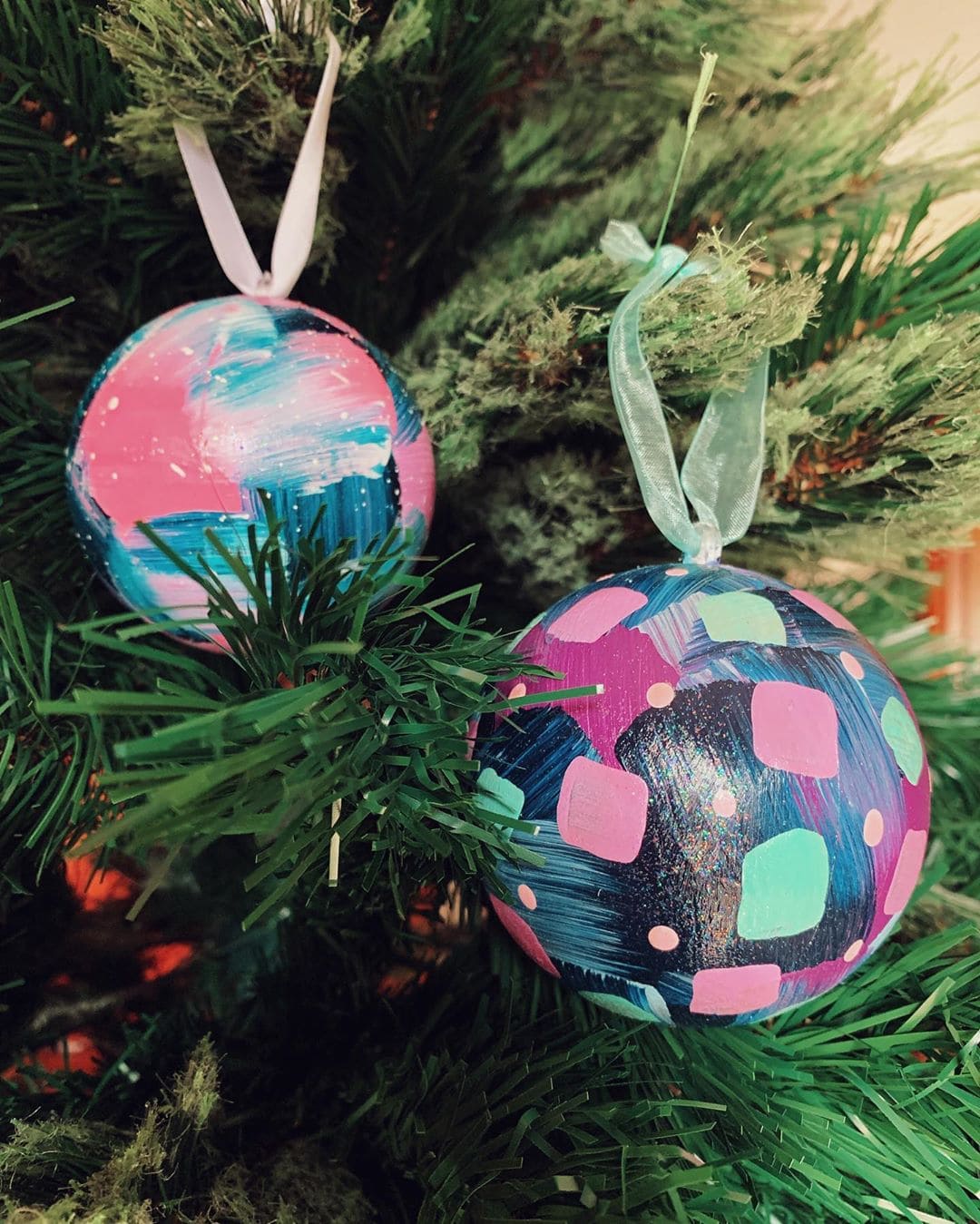 hand painted christmas baubles        <h3 class=