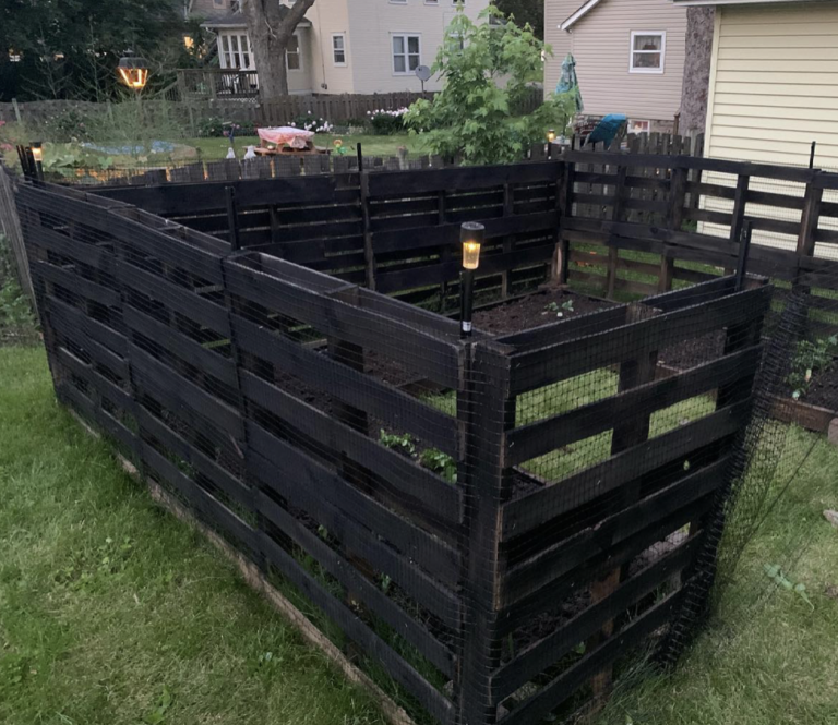 20+ Pallet Fence Ideas That Anyone Can Build