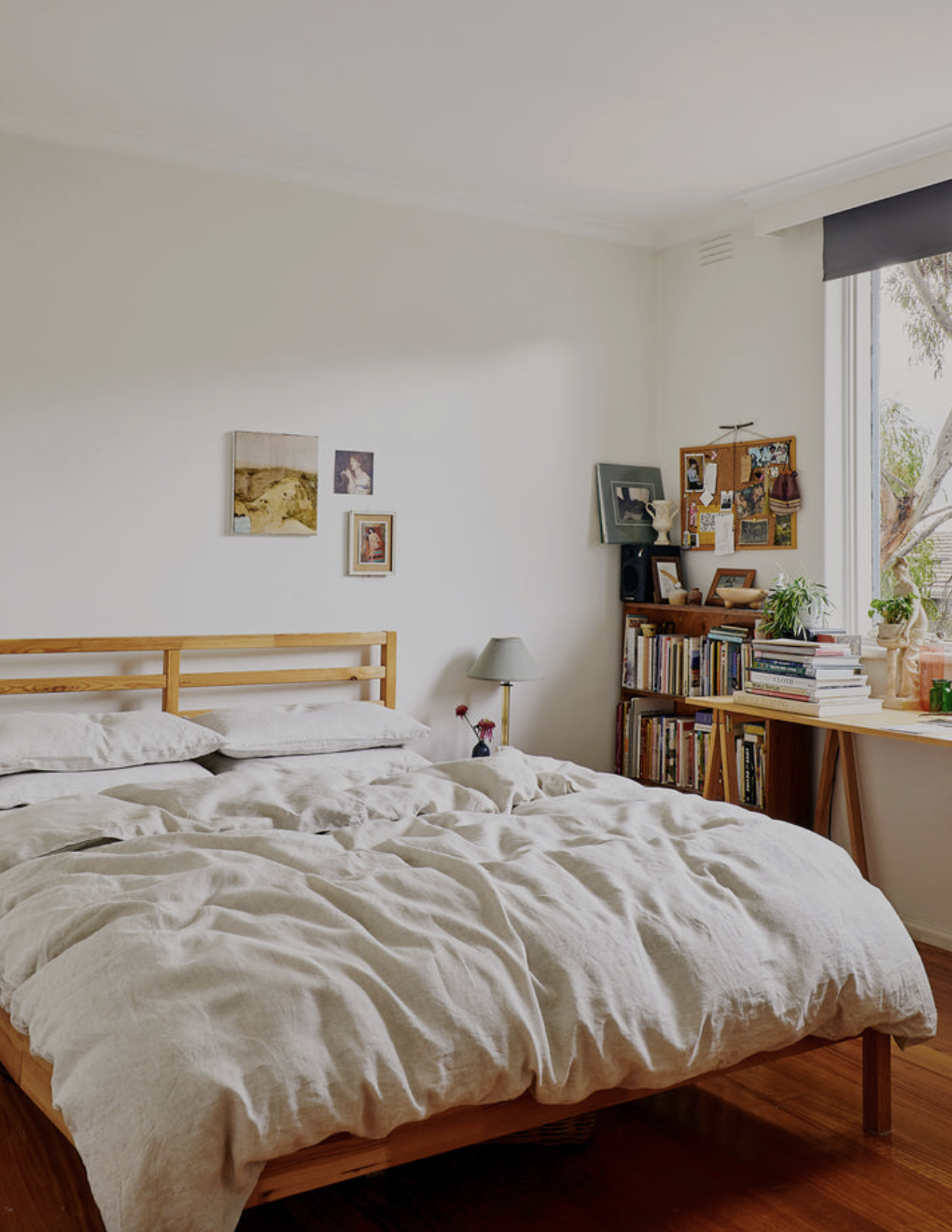 Cozy Melbourne Apartment With Bookshelves