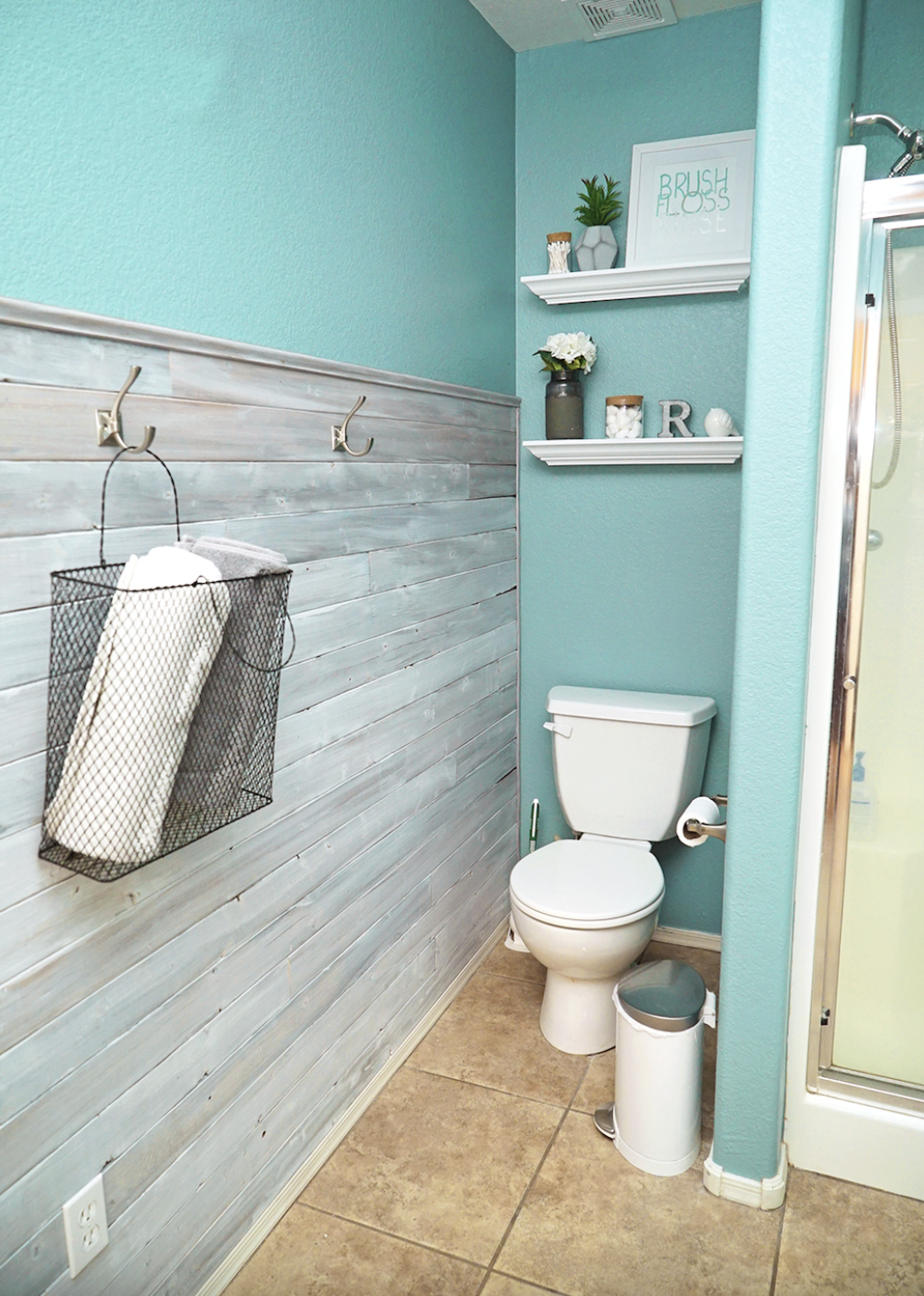 Ocean Blue Painted Bathroom Wall Décor Ideas