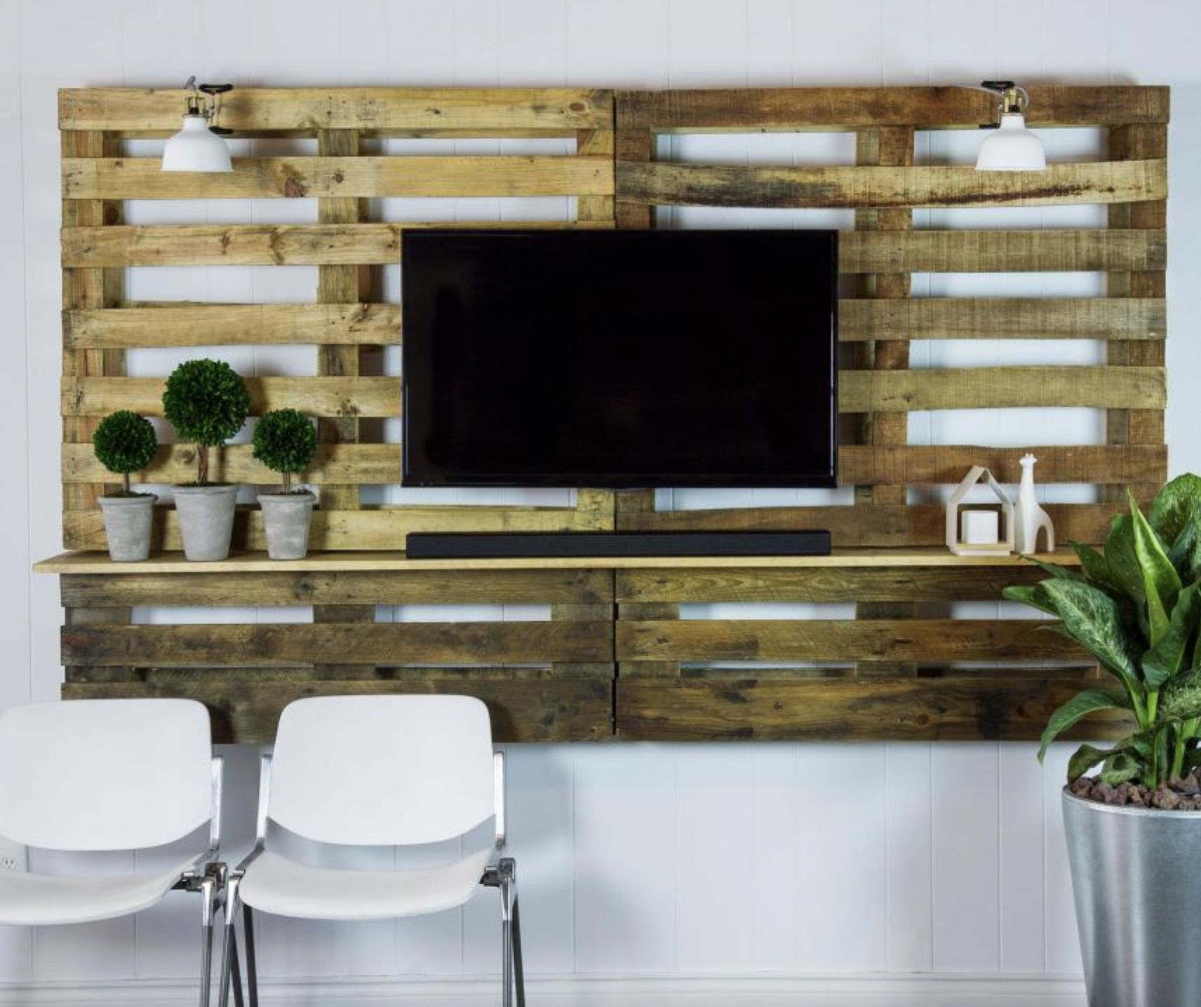 Rustic Pallet Panel For Minimalist TV Wall