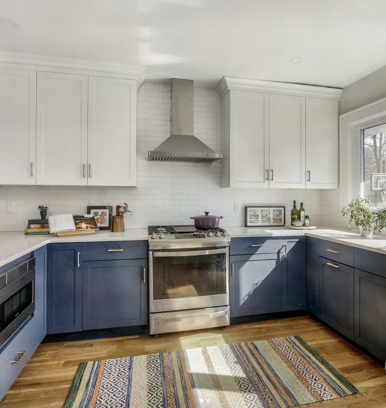 Plenty Two-Tone Cabinets For A U-Shaped Kitchen