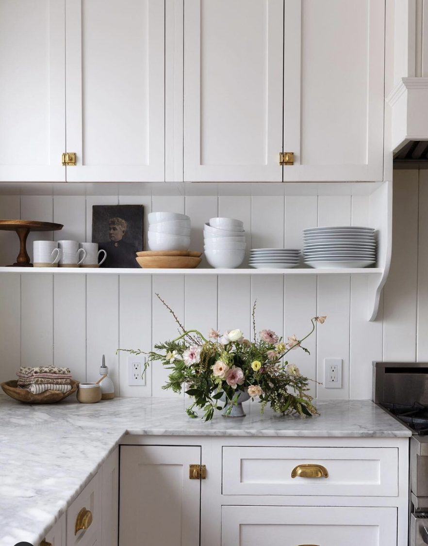 30 Gorgeous White Kitchen Cabinet Hardware Ideas