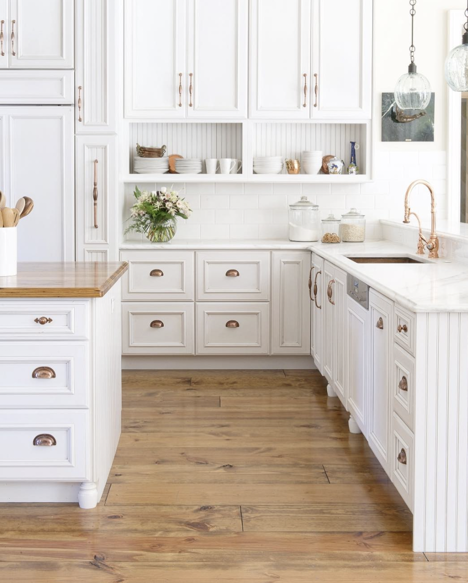 30 Gorgeous White Kitchen Cabinet Hardware Ideas