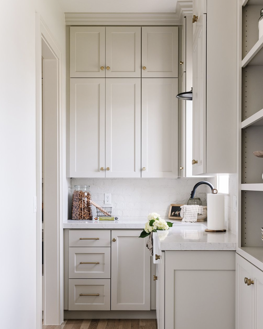 35 Best Cabinet Crown Moulding Ideas To Decorate Your Cabinets