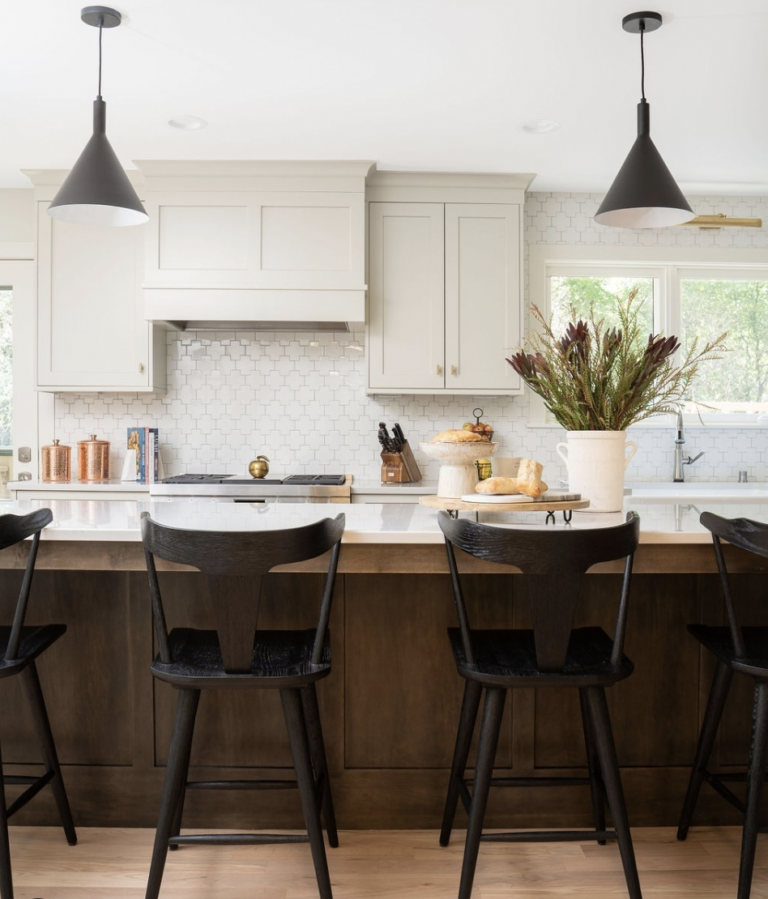 35 Stunning Off-White Kitchen Cabinets For A Spacious Look