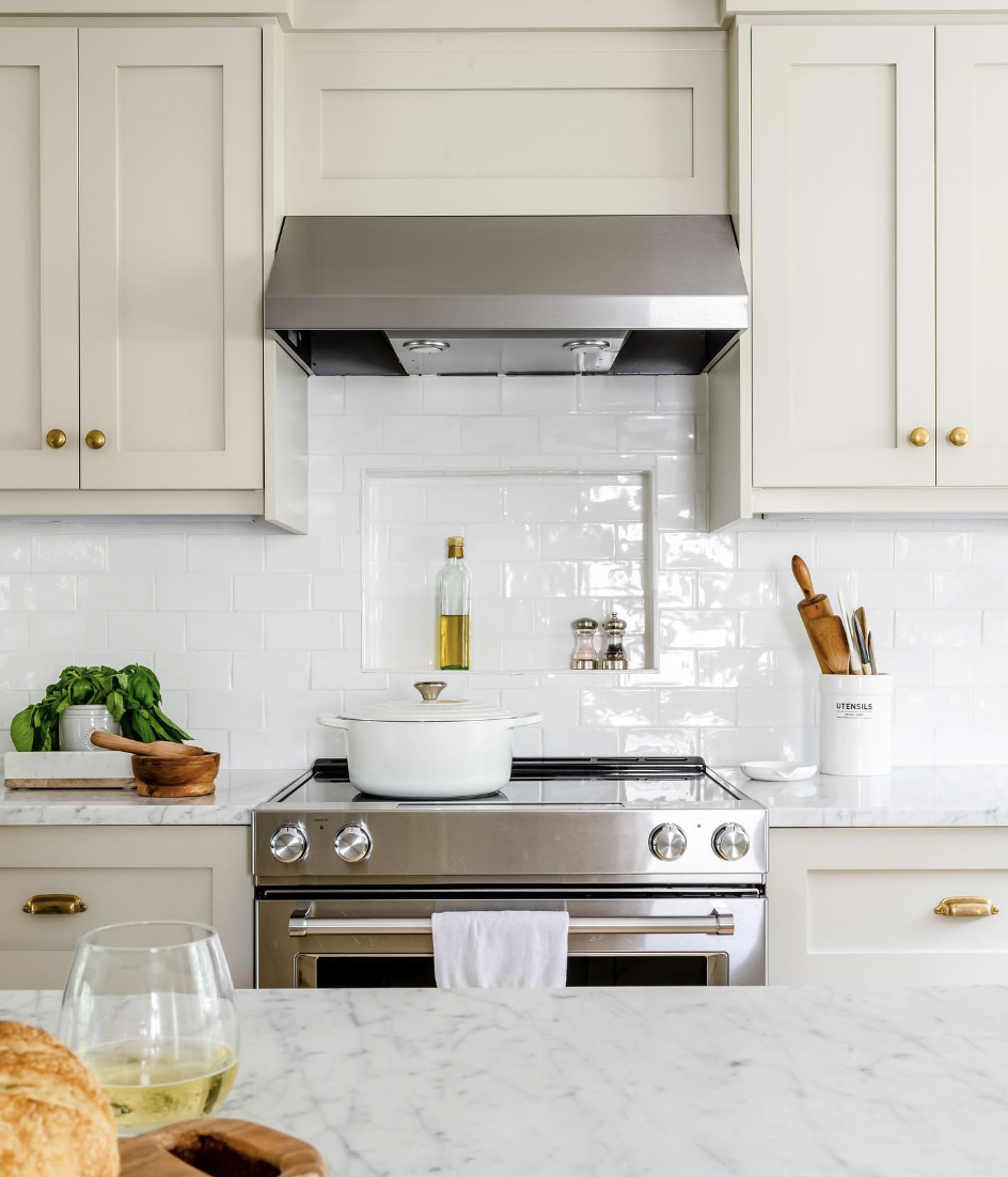 35 Stunning Off-White Kitchen Cabinets For A Spacious Look