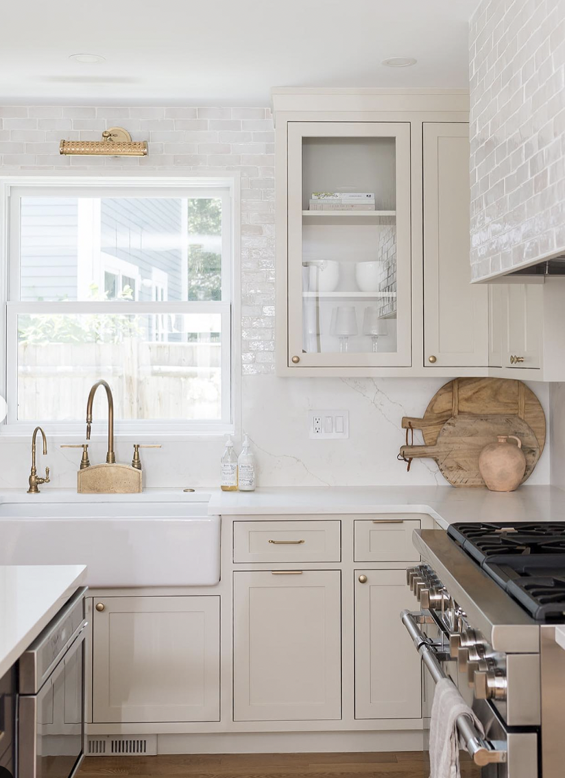 35 Stunning Off-white Kitchen Cabinets For A Spacious Look