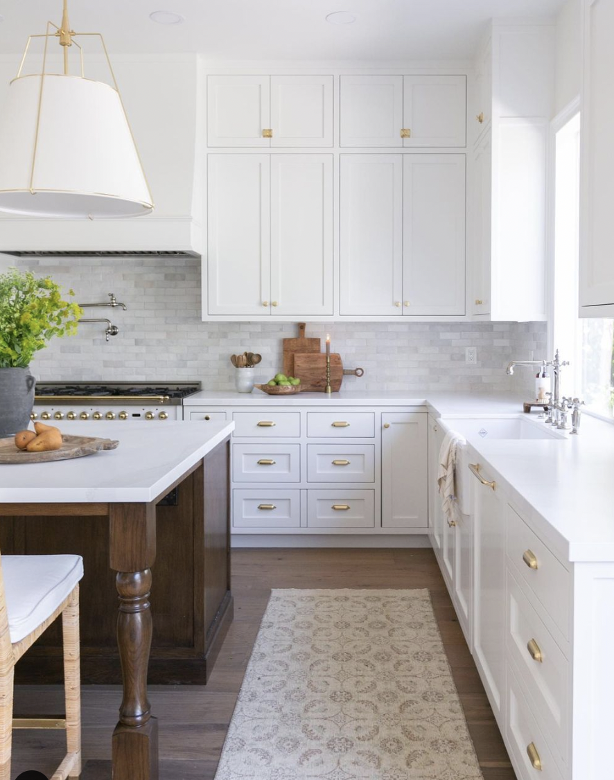 35 Amazing White Cabinets With Gold Hardware For A Luxurious Look
