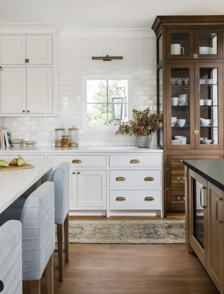 35 Amazing White Cabinets With Gold Hardware For A Luxurious Look