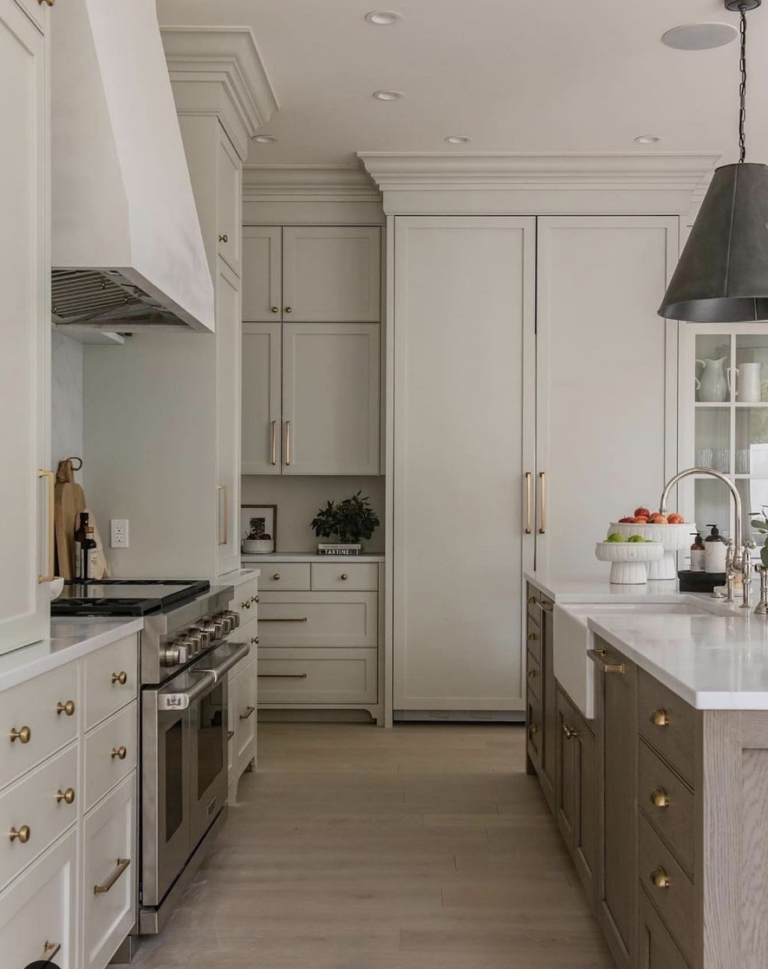 35 Amazing White Cabinets With Gold Hardware For A Luxurious Look