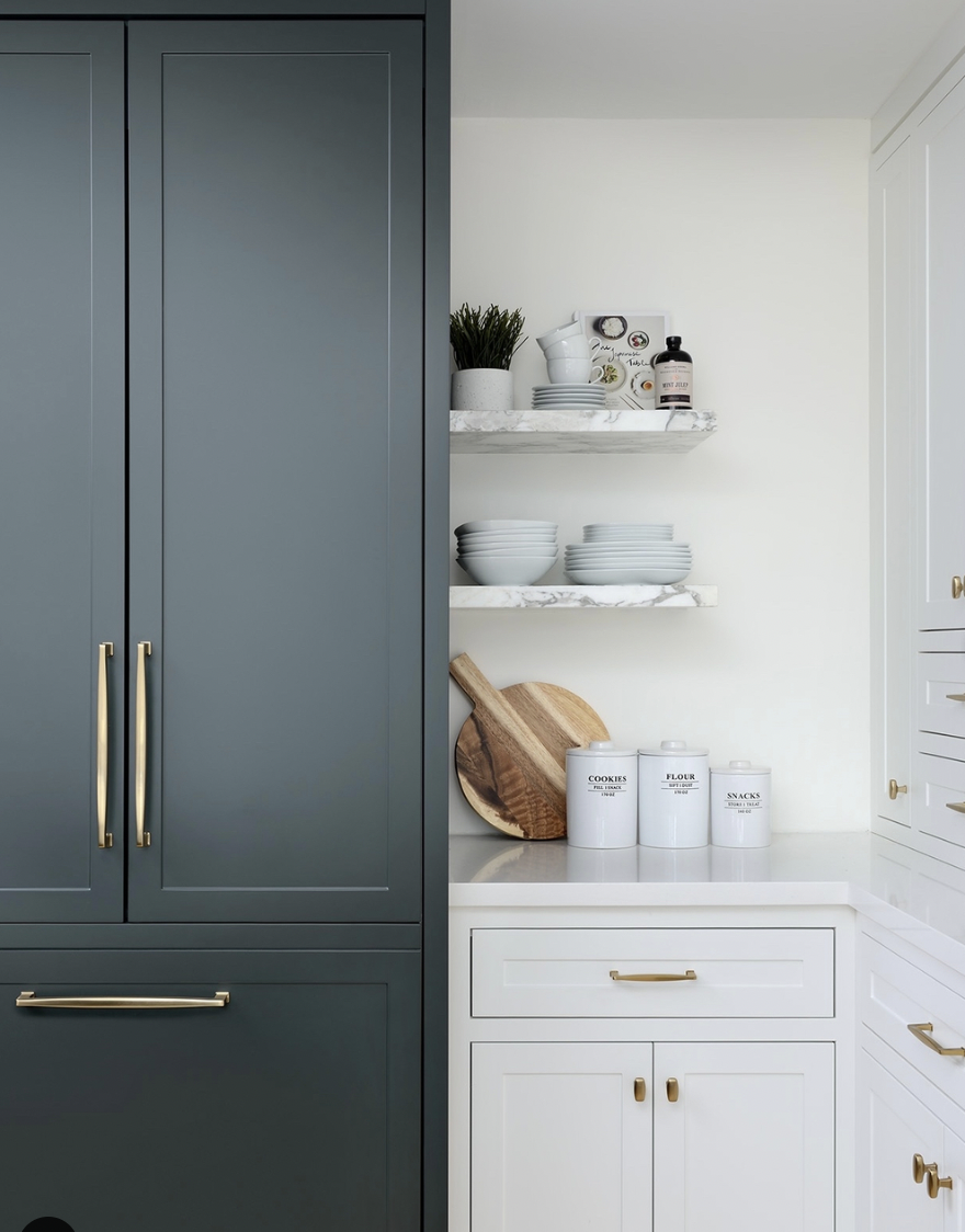 35 Amazing White Cabinets With Gold Hardware For A Luxurious Look