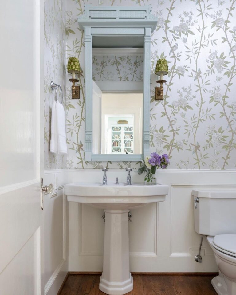 30 Functional Yet Aesthetic Pedestal Sink Bathroom Ideas