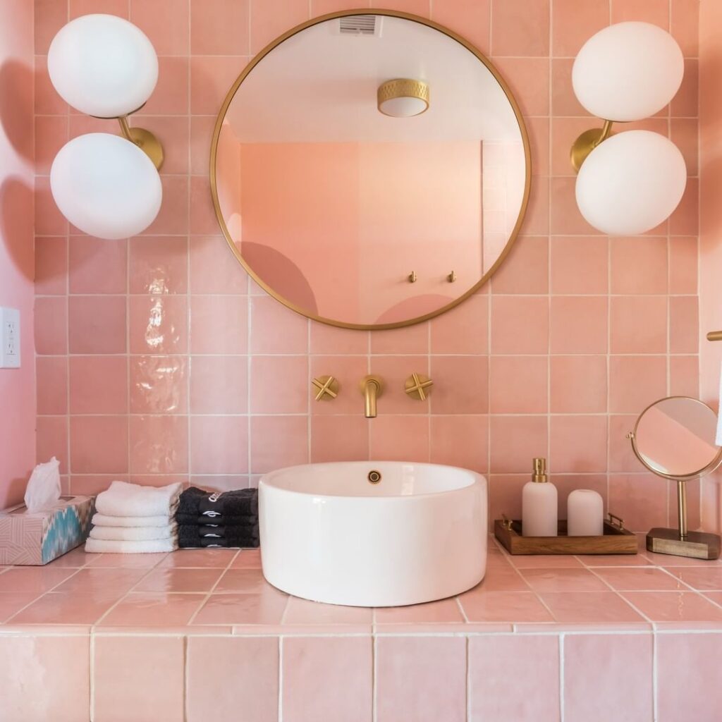 28 Beautiful Pink Vintage Bathroom Ideas You Need To See