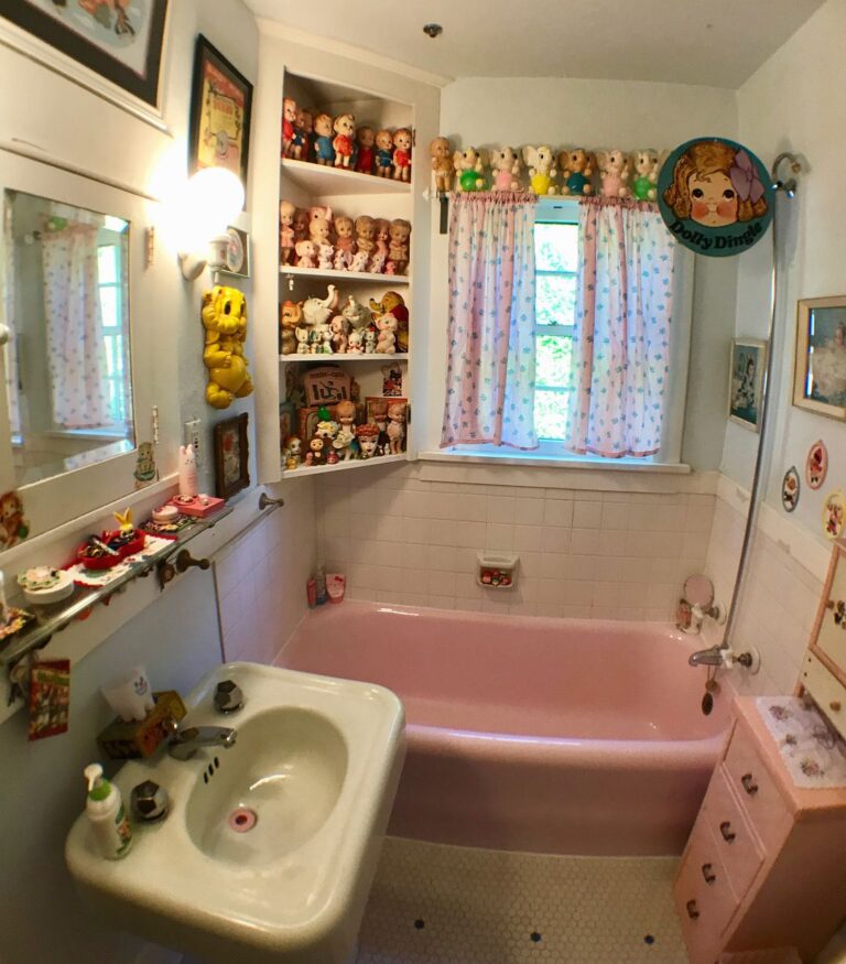 28 Beautiful Pink Vintage Bathroom Ideas You Need To See