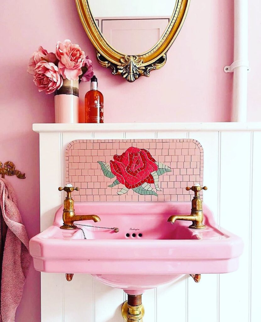 28 Beautiful Pink Vintage Bathroom Ideas You Need To See
