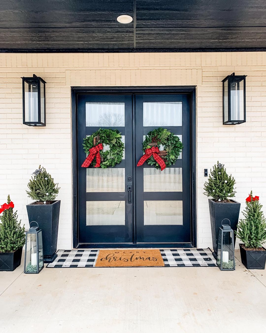 Holiday Greetings in Style Front Door Ideas