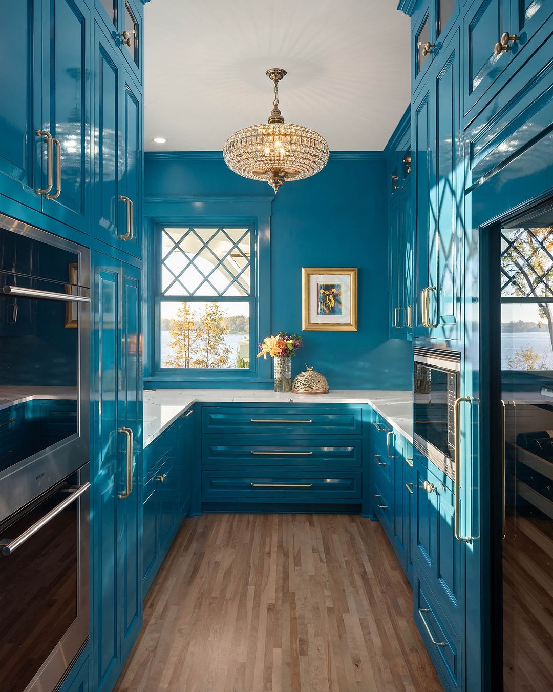 Sapphire Sparkle: Kitchen Gleam with Blue Cabinets