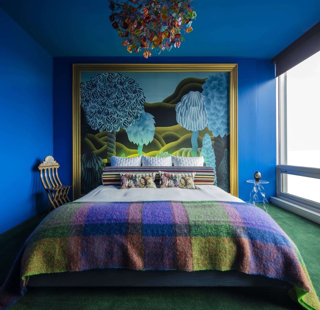 Lapis Lazuli Leisure: Bold Bedroom with Artistic Flair