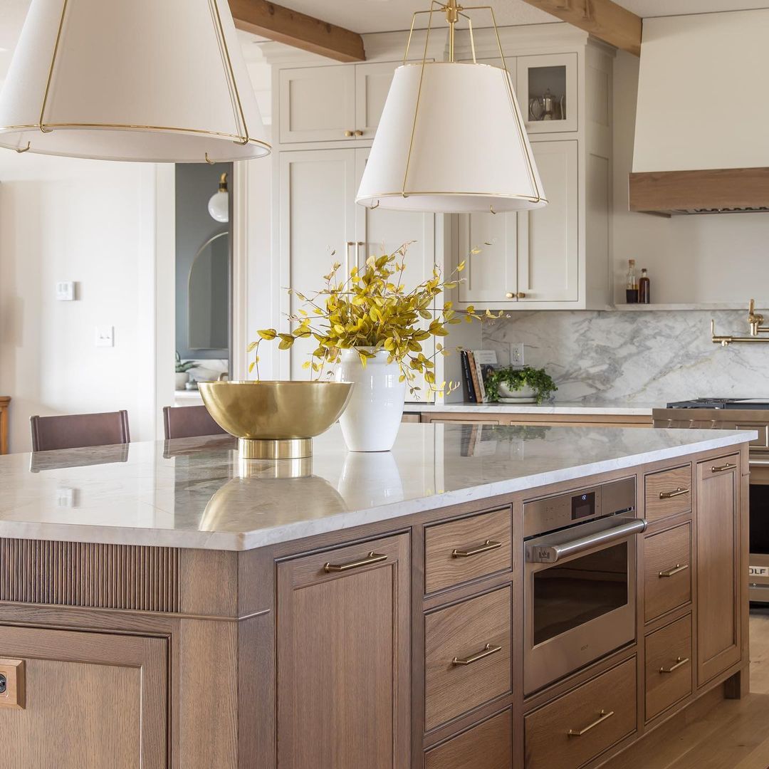 Elevated Elegance: Contrasting Shaker Cabinets with Luxe Hardware