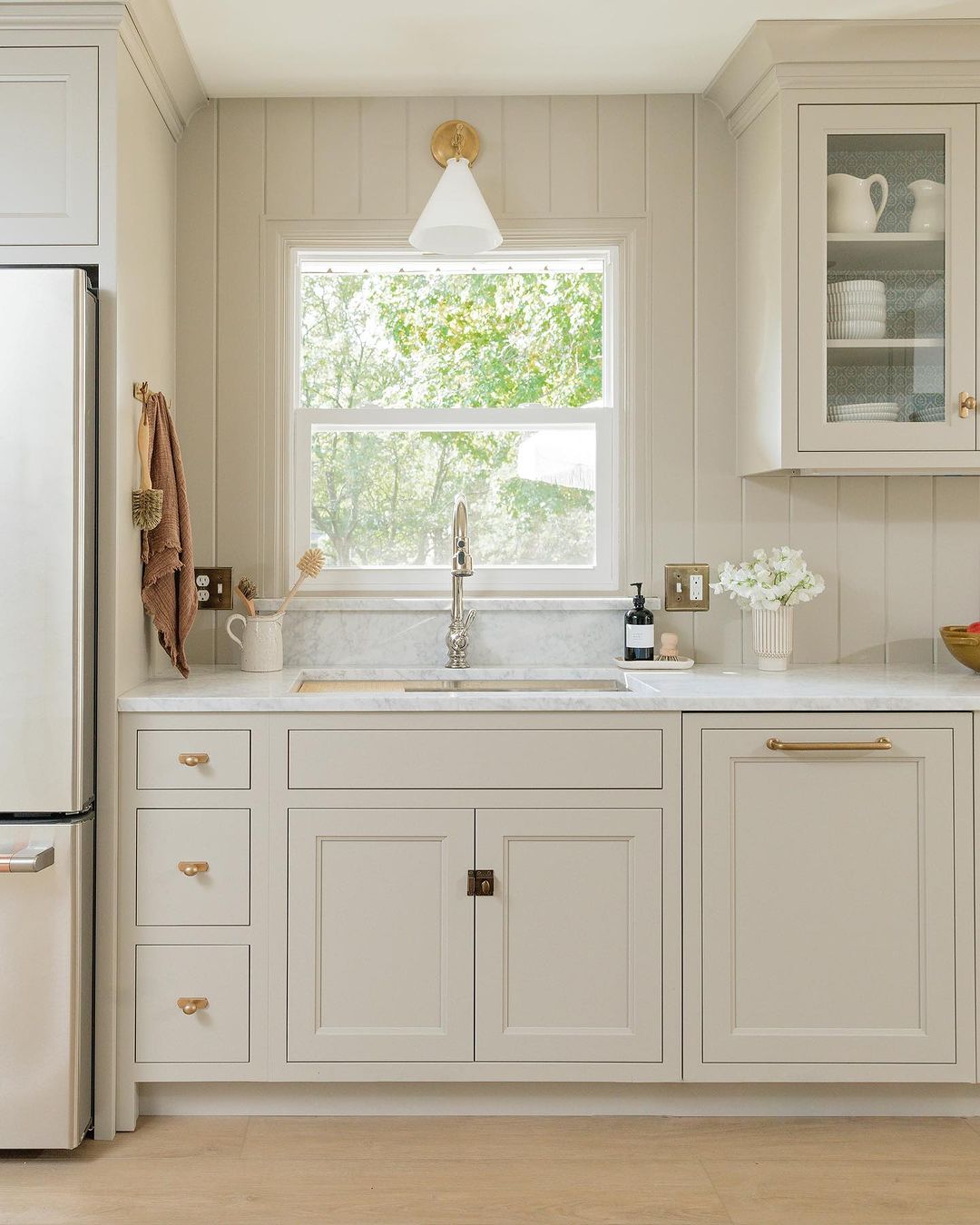 Soft Serenity: Neutral Shaker Kitchen Cabinets with Chic Cabinet Hardware