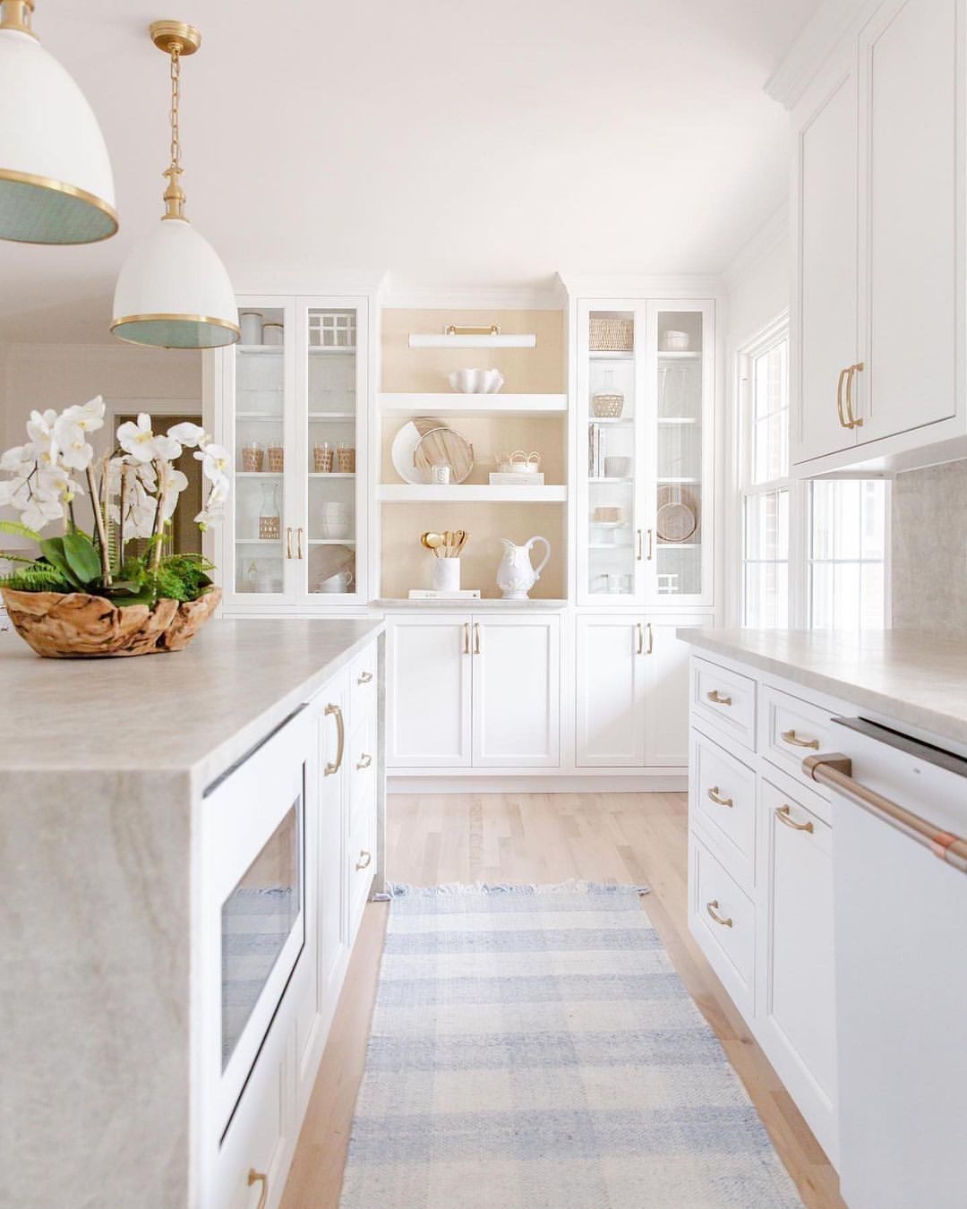 Bright and Airy: White Shaker Charm with Sleek Drawer Pull