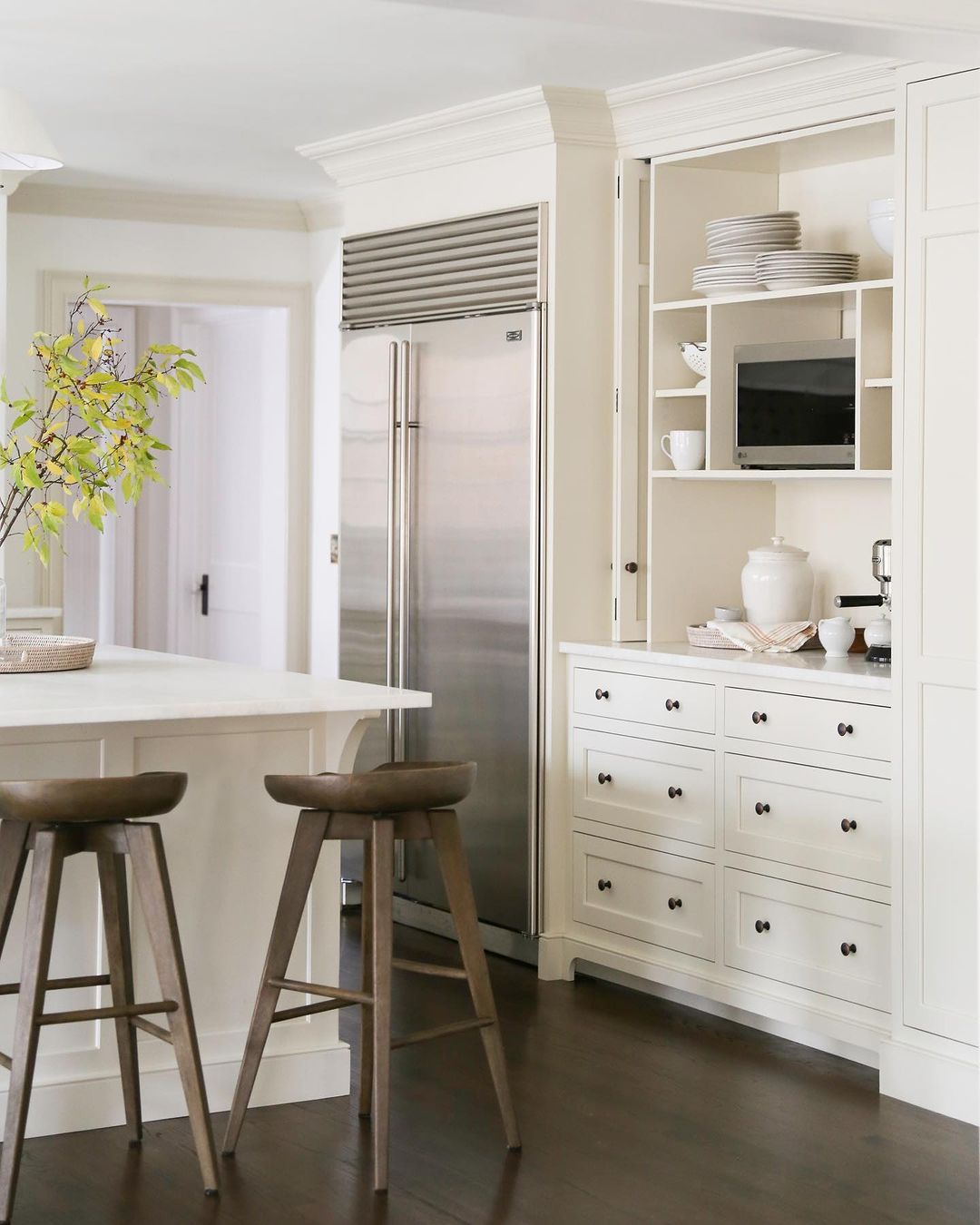 Sophisticated Contrast: Ivory Shaker Cabinets with Classic Knobs