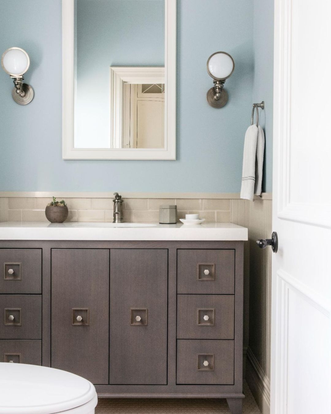 Serene Bathroom Simplicity