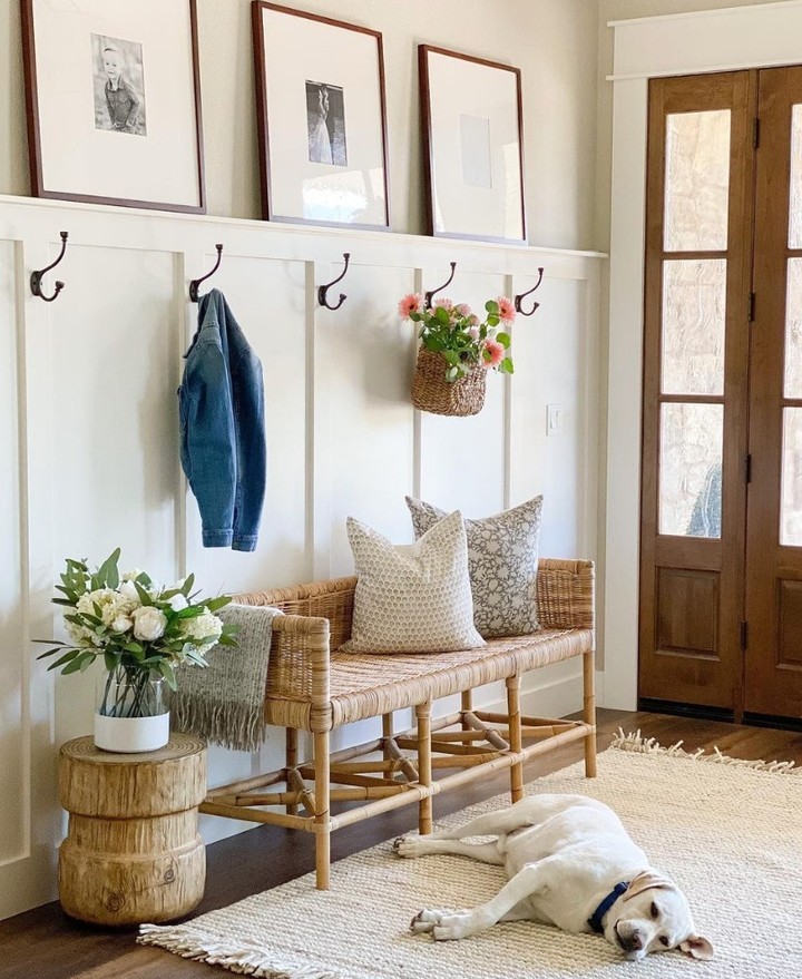 Spacious and Inviting Hallway Organizer