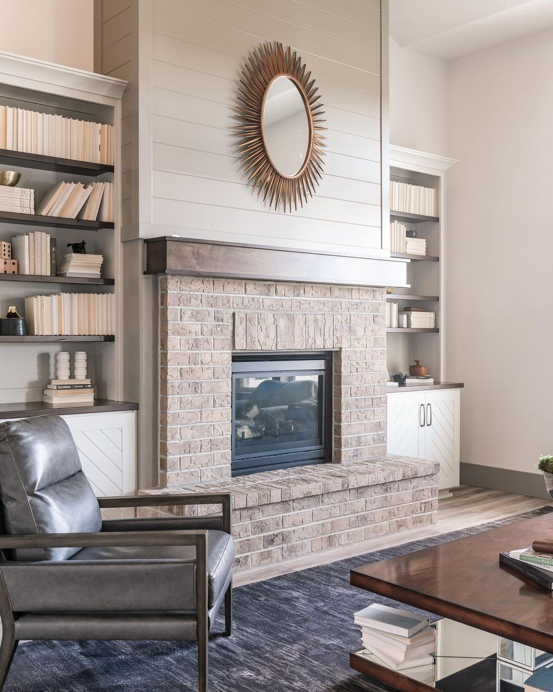 Sophisticated Harmony:Integrated Bookshelves and Fireplace Mantle