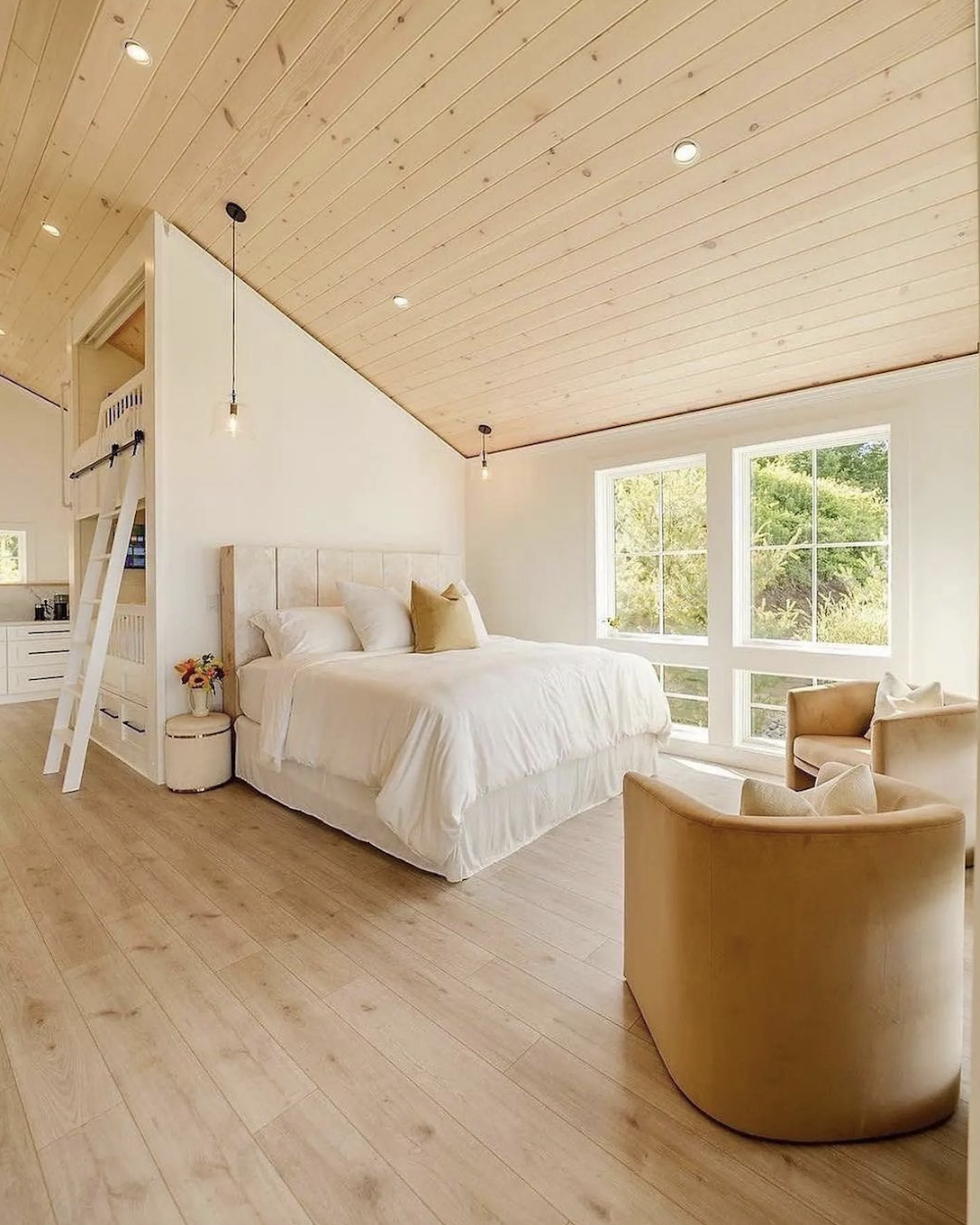 Bright and Spacious Modern Cabin Loft