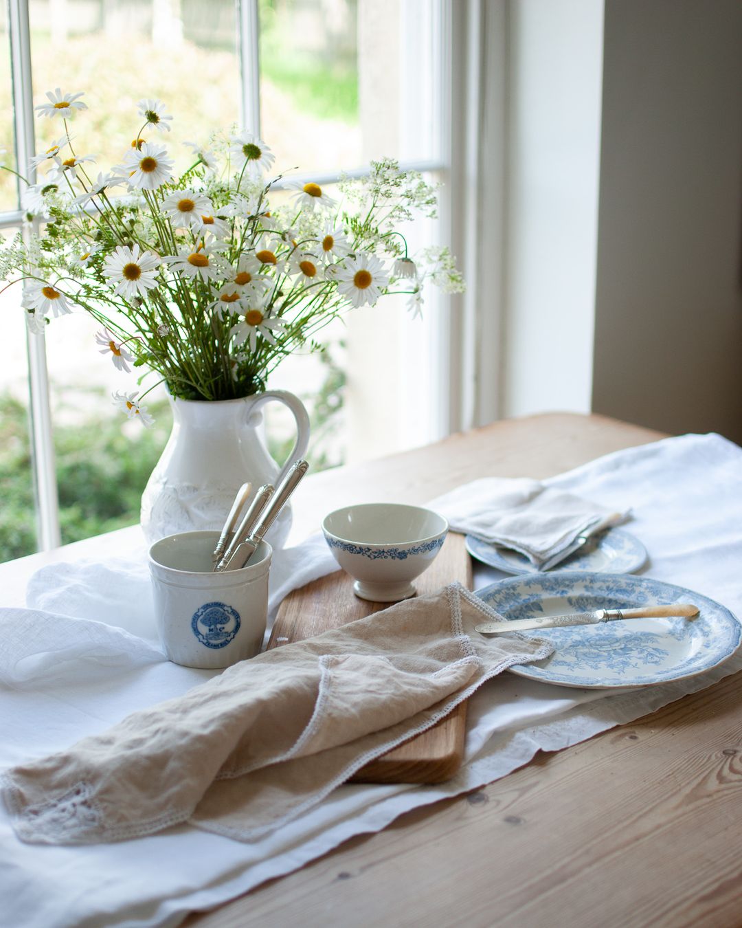 Country Morning: Delicate Daisies and Rustic Charm