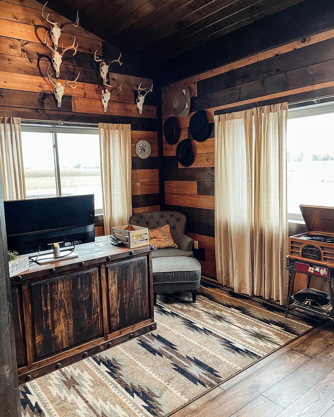 Decorate with Natural Elements for a Cozy Rustic Office