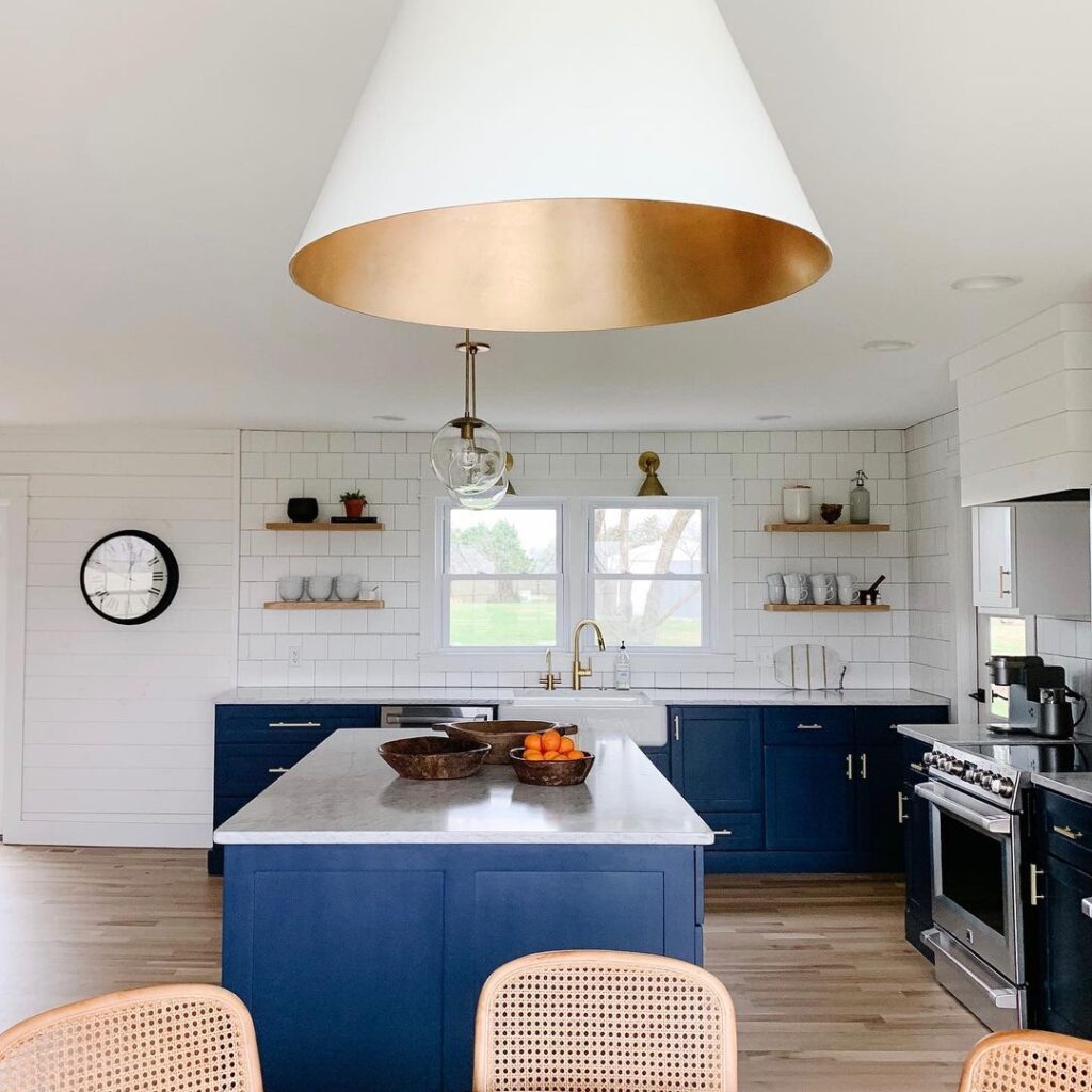 20 Modern And Stylish White And Navy Kitchen Cabinets Ideas