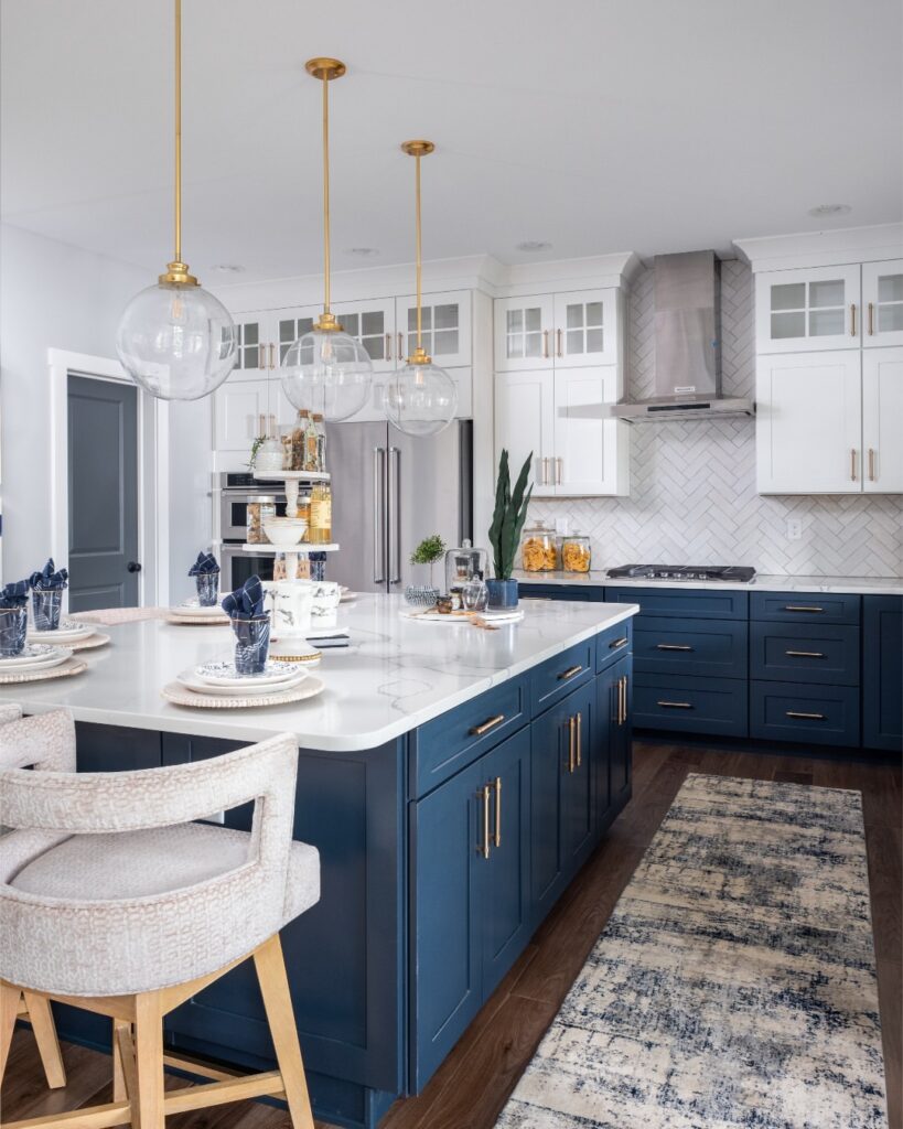 20 Modern And Stylish White And Navy Kitchen Cabinets Ideas