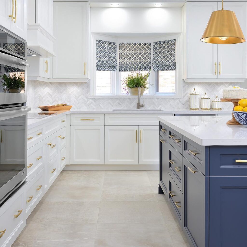 20 Modern And Stylish White And Navy Kitchen Cabinets Ideas
