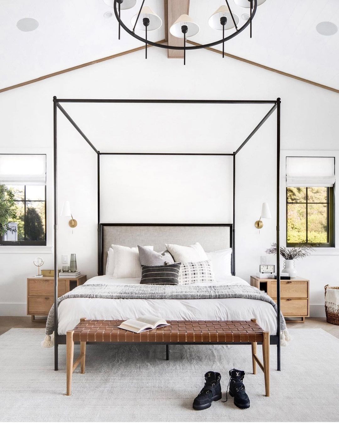Minimalist Four Poster Bed with Modern Touches