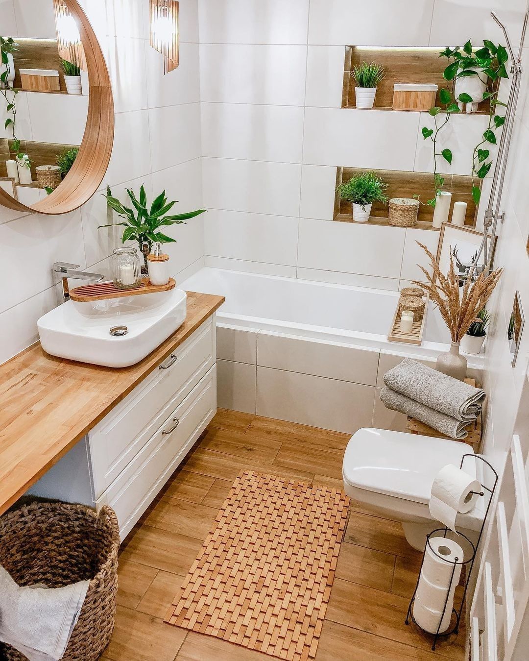 Warm and Inviting Small Bathroom with Natural Touches