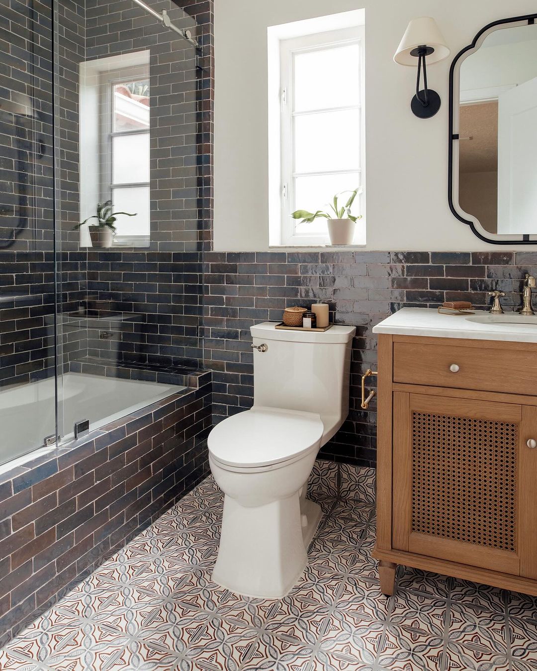 Dark Tiles and Natural Elements for a Cosy Small Bathroom