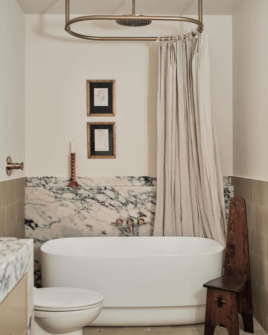 Timeless Marble Elegance in a Cosy Bathroom