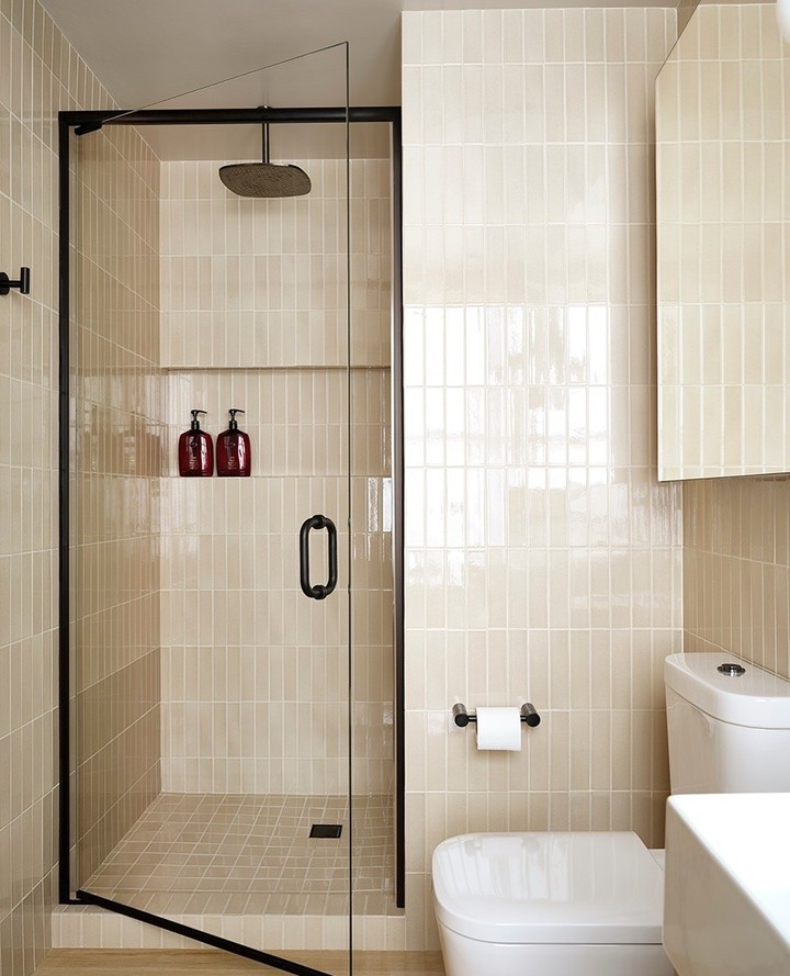 Modern Beige Tile Shower Pan with Sleek Niche