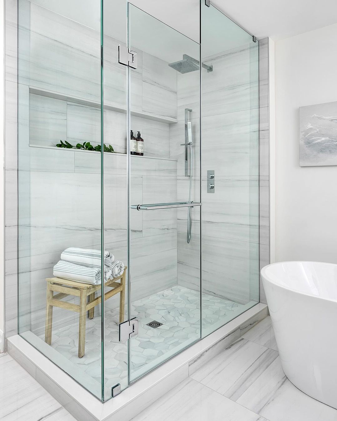 Elegant Marble-Inspired Shower Pan with Seamless Niches