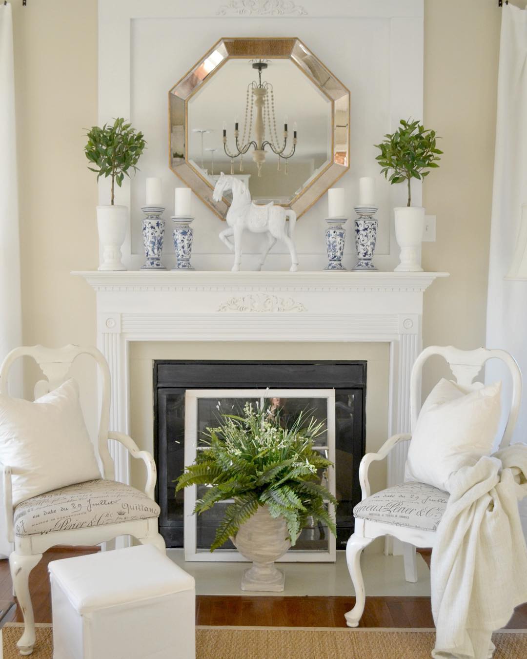 4. Classic White Elegance for a Sophisticated Summer Mantel