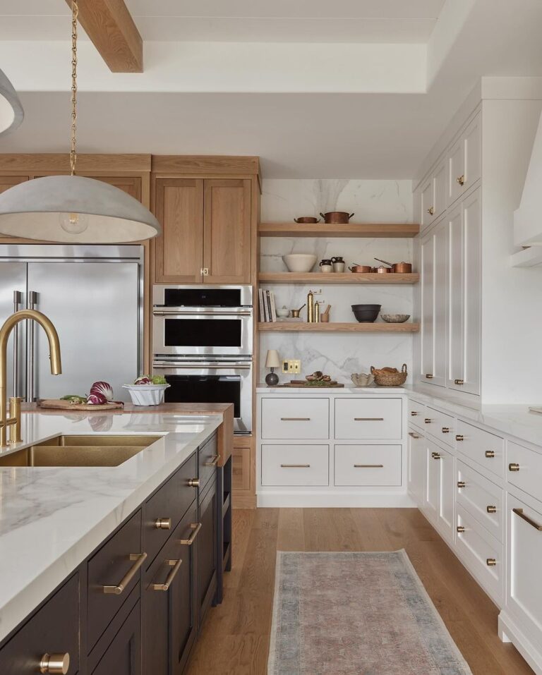 25 Minimalist And Beautiful White Kitchen With Wood Accents Ideas