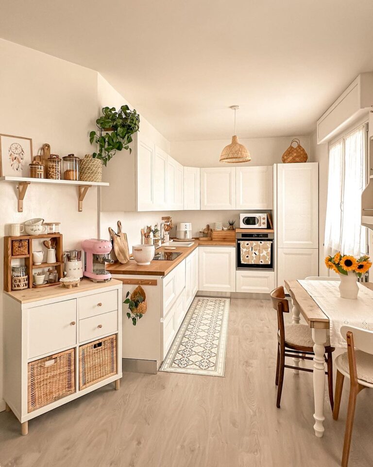 25 Minimalist And Beautiful White Kitchen With Wood Accents Ideas