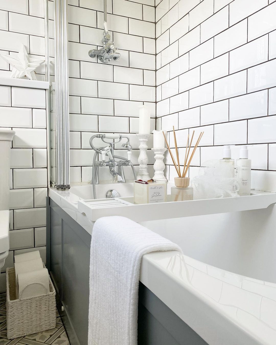 Achieve a Clean Look with a White Bathtub Tray