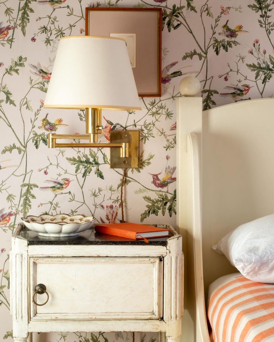 Vintage Swing Arm Lamp for Classic Bedroom Charm