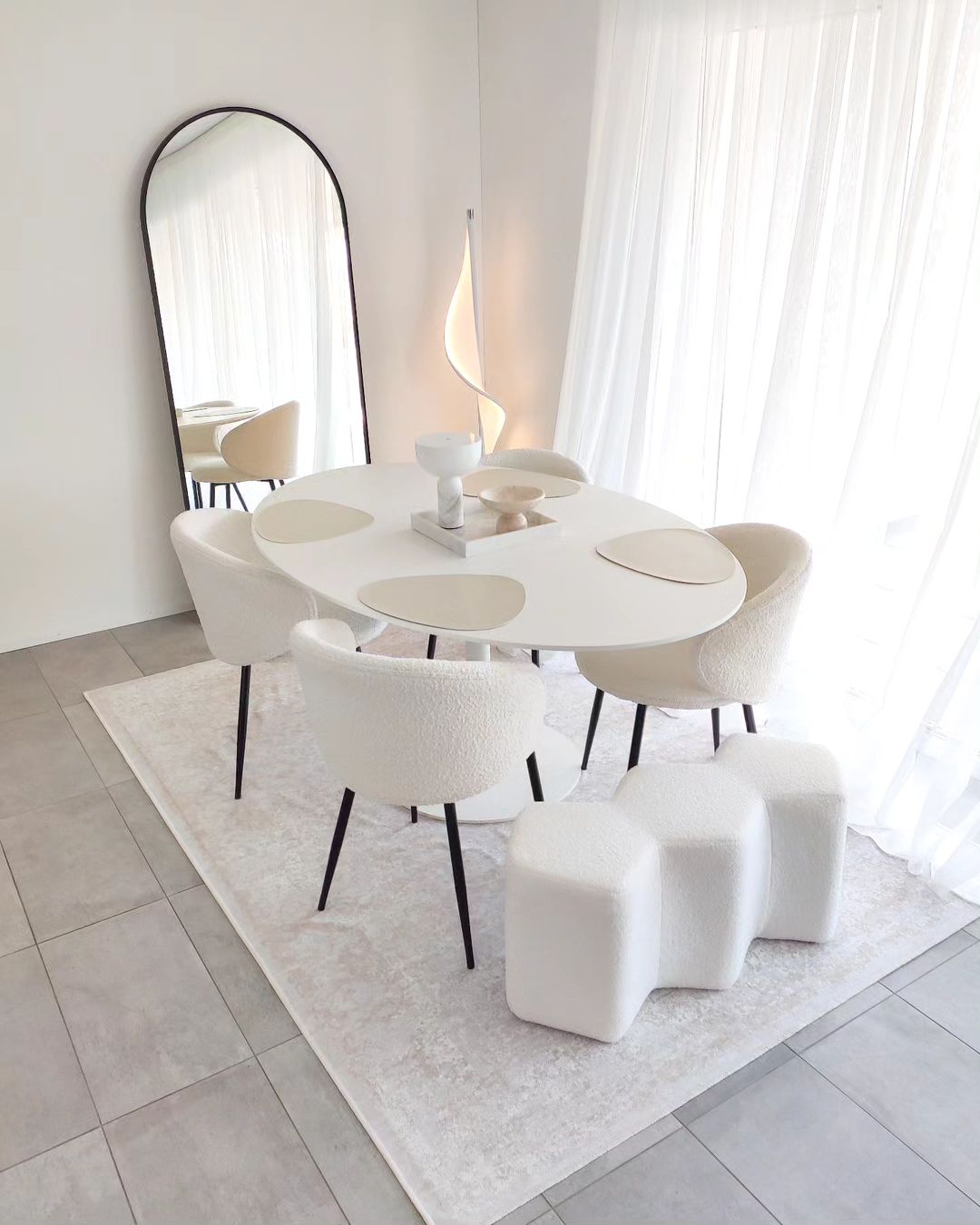  Minimalist Dining Room with Arched Mirror