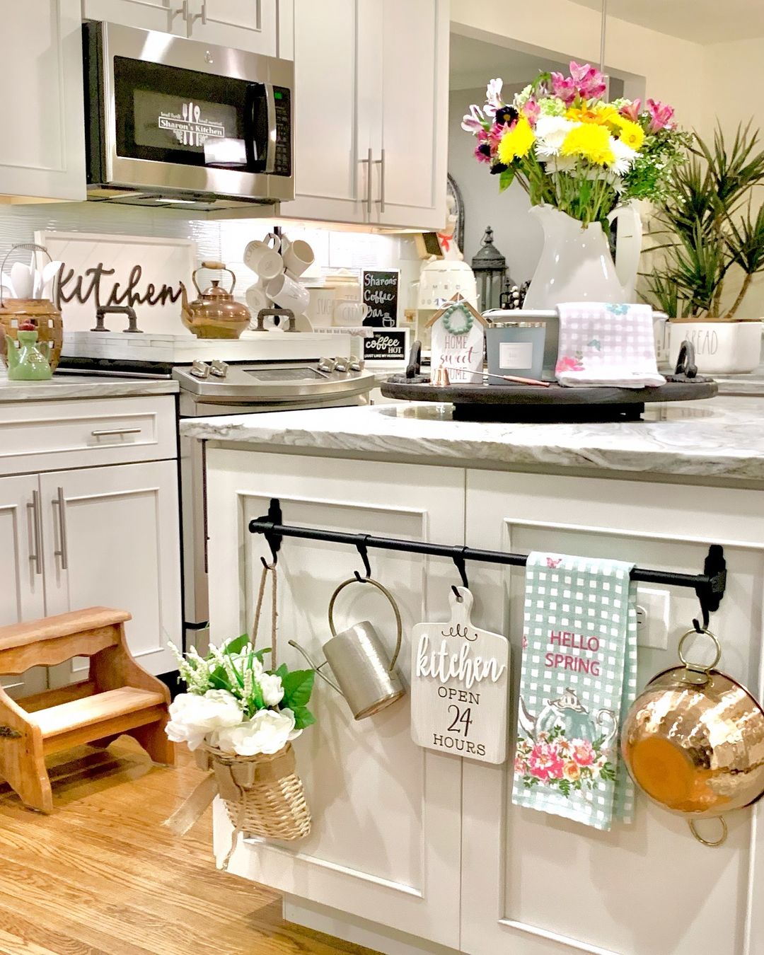 Colorful Spring Decor for a Fresh and Inviting Kitchen